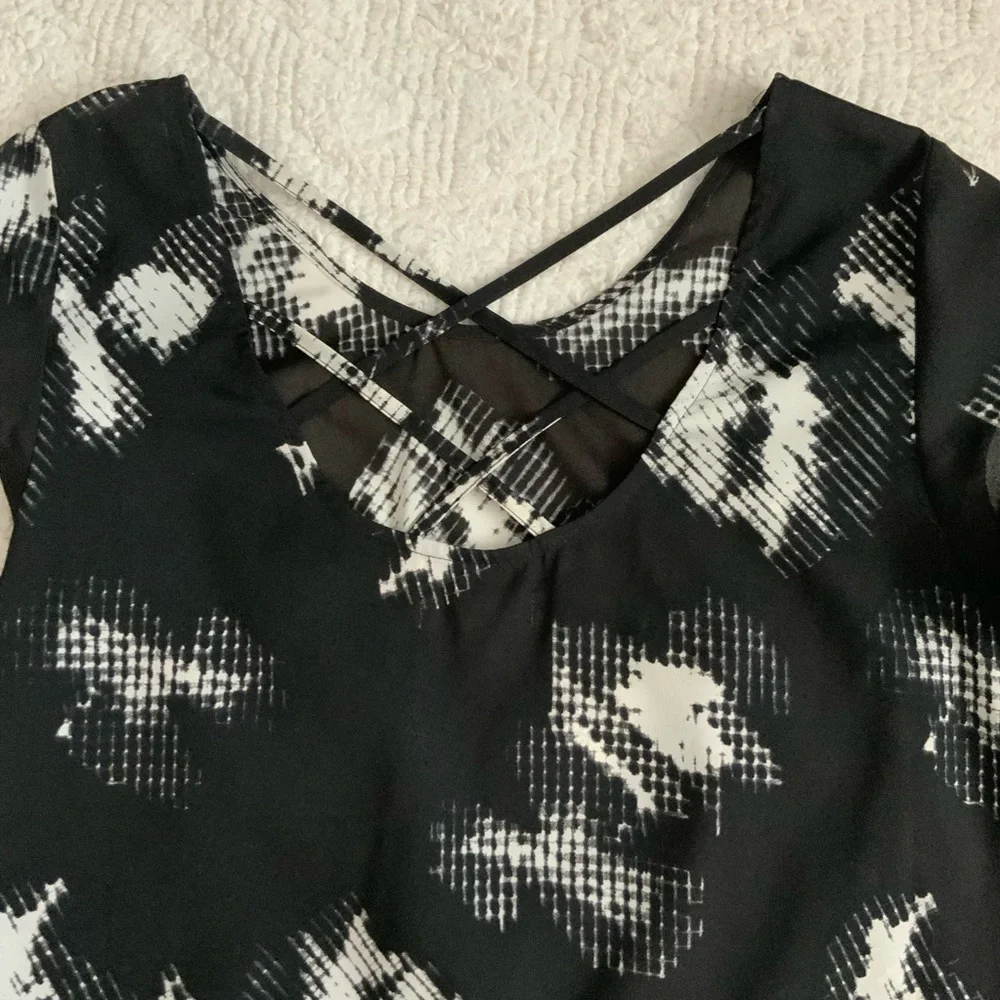 Beautiful Abstract Dress. - Picture 3 of 6